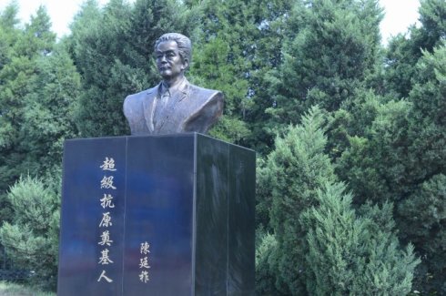 坐落在沈阳金年会集团院内的陈廷祚先生铜像
